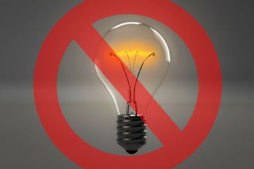 Una lampadina con il simbolo del divieto - Interruzione energia elettrica