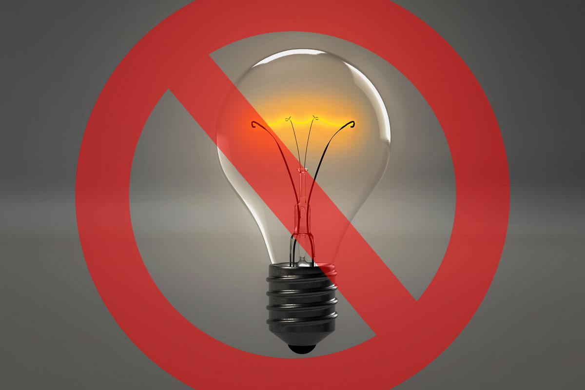 Una lampadina con il simbolo del divieto - Interruzione energia elettrica