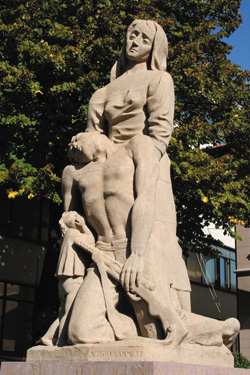 Monumento ai caduti della resistenza. La statua è opera dell'architetto Sergio Cammelli