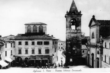 Piazza Vittorio Emanuele, attuale piazza A. Gramsci, cartolina del 1937. Sulla facciata della chiesa si notano le due statue donate dai coniugi Berti appunto in quell’anno; si nota sulla facciata del campanile le tracce del tetto a capanna della vecchia chiesa.