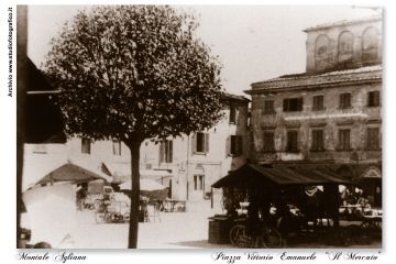 Piazza Vittorio Emanuele, attuale piazza A. Gramsci. La cartolina ci mostra uno scorcio della piazza in un giorno di mercato nella seconda metà degli anni ‘40.