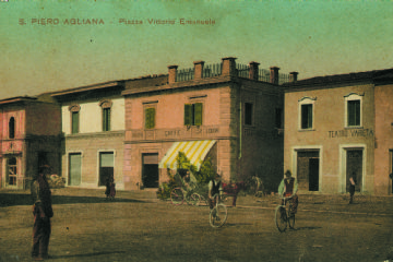Piazza Vittorio Emanuele, attuale piazza A. Gramsci. La cartolina a colori risale ai primi del 1900, realizzata colorando a mano la lastra. Lo scorcio della piazza ci mostra i lavori quasi terminati delle casette a schiera realizzati dopo la rettifica della vecchia via di S. Piero, sono visibili il vecchio teatro Moderno e il Caffè. Il Teatro aveva la sua vecchia sala dove si trovava la biglietteria, in seguito fu notevolmente ampliato e oggi totalmente ricostruito.