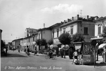 Piazza A. Gramsci, scorcio verso via G. Matteotti nel 1960; è lo stesso punto di vista della cartolina del 1930.