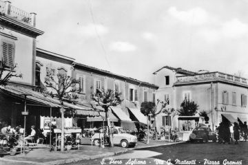 Piazza A. Gramsci, veduta della piazza vista da via G. Matteotti, 1959-60. Da notare che davanti alla fontana c’è l’edicola Ciabatti.