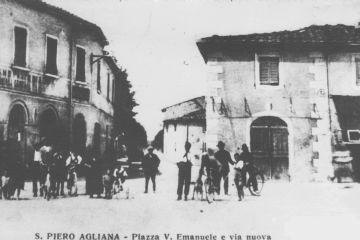 Piazza Vittorio Emanuele, oggi piazza A. Gramsci. Lo scorcio della piazza con la prospettiva del viale nuovo fa contrasto con le casette a un solo piano; in fondo a destra si nota la casa di Ermanno Mazzei ancora da ristrutturare. Anche le case in primo piano a destra sono ancora a un piano, mentre l’appalto dei sali e tabacchi è privo delle decorazioni pittoriche della facciata. La cartolina risale al 1920.