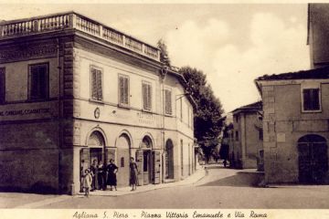 Piazza Vittorio Emanuele, oggi piazza A. Gramsci. Veduta verso viale Roma, si noti (in primo piano) l’appalto dei sali e tabacchi la cui facciata è decorata da eleganti fregi liberty mentre sulla sinistra si vede la casa di Ermanno Mazzei ristrutturata e decorata anch’essa da decorazioni liberty. La cartolina risale al 1930.