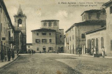 La dicitura della cartolina, degli anni ‘20, “Nuova Piazza IV Novembre”, posta alla fine dei lavori per la realizzazione della piazza, su commissione dell’albergo Biagini. I lavori che furono eseguiti non furono enormi, previdero la demolizione dei muri dei giardini dei palazzi e la chiusura dei pozzi che vi si trovavano, e il livellameto tra la vecchia via Aglianese e<br>gli ex giardini, mentre la pavimentazione fu eseguita in breccino con grondatoi in pietra per lo scorrimento delle acque piovane. Davanti al convento delle Mantellate fu installata una fontana pubblica. La nuova piazza molto più ampia di quelle esitenti era un biglietto da visita per il nuovo Comune di Agliana che ne fu il committente.