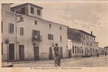 Piazza IV Novembre, cartolina dei tardi anni Trenta. Si vedono il palazzo Masi con il suo caratteristico verone o belvedere, tipico delle costruzioni tardo settecentesche, l’ex palazzo Melani divenuto convento e l’istituto delle Mantellate, sul cui tetto è stato costruito un campaniletto a vela. Si vede anche l’asilo S. Giuliana Falconieri con le sue finestre ad arco. Nella piazza erano stati piantati dei lecci.