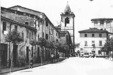 Piazza IV Novembre. La foto, dei primi anni Cinquanta, ci mostra gli edifici costruiti nel corso del XIX secolo a uso di casette, appartamenti e botteghe. Nel Settecento su questo lato vi era una sola casetta di proprietà dell’Opera di S. Jacopo. Questa foto mostra gli edifici prima della loro trasformazione avvenuta negli anni Sessanta del Novecento.