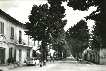 Viale Roma negli anni sessanta, a sinistra si nota la trattoria di Ovidio mentre a destra il tabernacolo inserito nelle mura di cinta della villa di Icilio Scuffi.