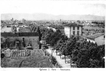 Viale Roma, la veduta degli anni '30 è presa dall’Impero; si nota a destra la villa Frosini e accanto quelle Floris e Tucci a sinistra le case dei Fiorini (Mazzei). In lontananza  si notano i cipressi del cimitero parrochiale di S. Piero e il campanile e la chiesa.