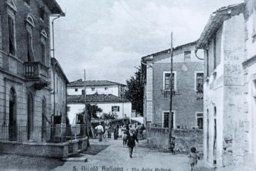 Ponte della Catena – Agliana, primi del novecento. Dell’antico ponte alla Catena non rimane testimonianza visiva, tranne uno scarno rilievo risalente al 1809. Distrutto durante la ritirata tedesca fu ricostruito dopo la guerra. Il borgo della Catena è il vero centro urbano di S.Niccolò, infatti già dai primi del 1900 era la zona più popolata della parrocchia di S.Niccolò con alcune botteghe ed un’osteria. Importante nodo viario sin dal medioevo poiché posto a confine tra il territorio di Pistoia e quello di Prato, successivamente vi fu costruito nel 1404 la residenza del Podestà e la sede del comune di Agliana, o meglio, della lega di Agliana e Montale.