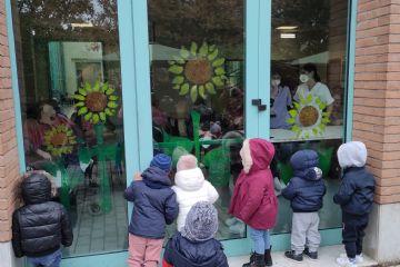 I bambini del Nido decorano l'albero di Natale alla RSA Le Lame