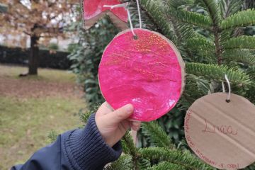 I bambini del Nido decorano l'albero di Natale alla RSA Le Lame